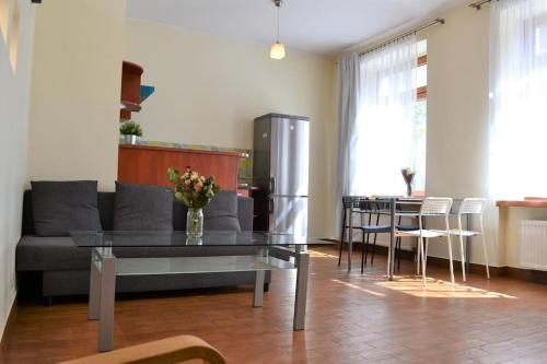 格但斯克Kaletnicza Old Town Apartment的客厅配有沙发和桌子