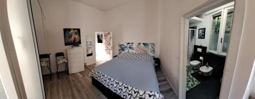 Lippo di Calderara di RenoIl Giardino Home的一间白色客房内的床铺卧室