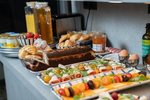 巴黎杜蒙特多尔巴蒂尼奥勒酒店的一张桌子,上面摆放着各种面包和糕点