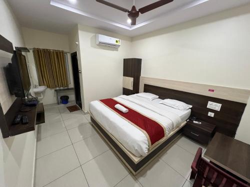 巴德拉恰拉姆SRI BHAVYARESIDENCY的一间带床的小卧室和一间浴室