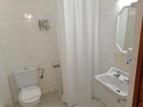 圣费兰-德瑟斯罗Hostal Pepe的白色的浴室设有卫生间和水槽。