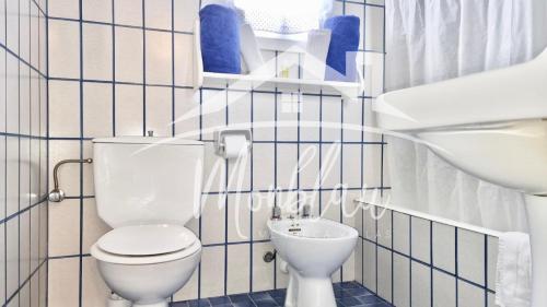 卡拉布兰卡SA TORRETA 4的浴室配有白色卫生间和盥洗盆。