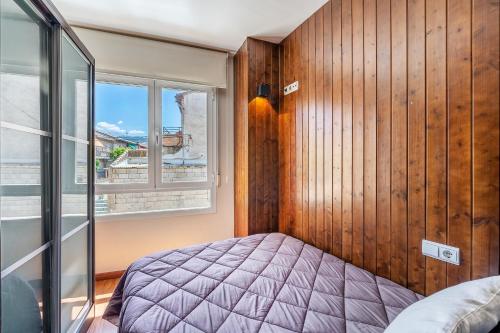 拉苏维亚Herreria's的一间卧室设有一张床和一个窗口