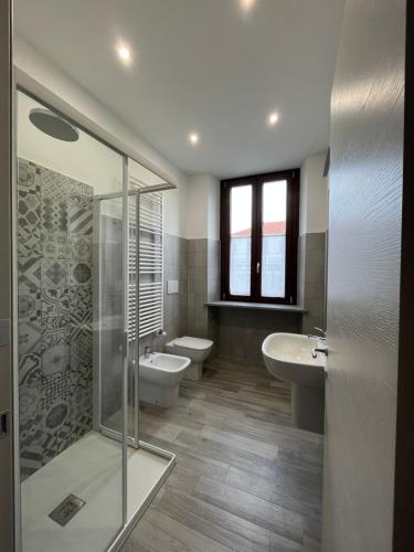 伊夫雷亚Appartamenti Dora Baltea的带淋浴、卫生间和盥洗盆的浴室