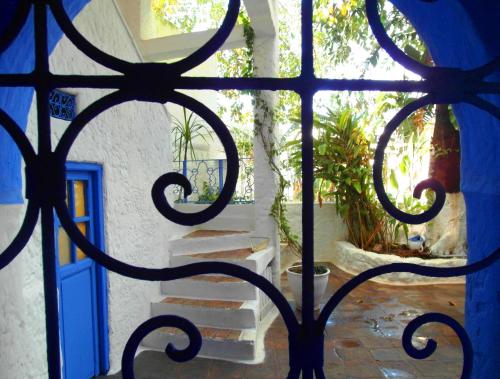 艾西拉帕蒂奥德拉露娜旅馆的一道带蓝色门和一些楼梯的门