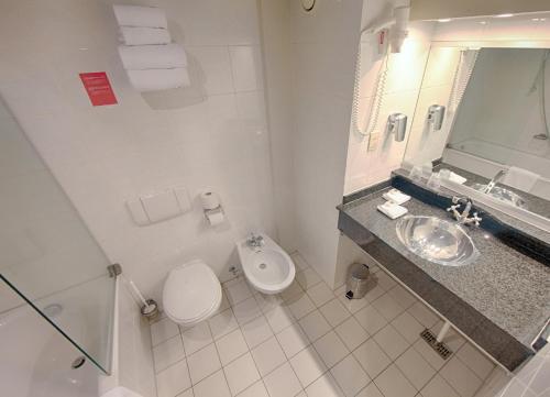 乌得勒支Leonardo Hotel Utrecht City Center的白色的浴室设有卫生间和水槽。