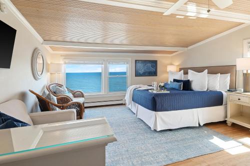 法尔茅斯声音旅馆的酒店客房设有一张床,享有海景。