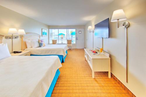 大洋城沙丘庄园套房汽车旅馆的酒店客房配有两张床和一张书桌