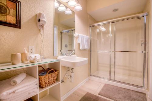 奥兰多Resort Townhome: Perfect Orlando Vacation Spot的带淋浴和盥洗盆的浴室