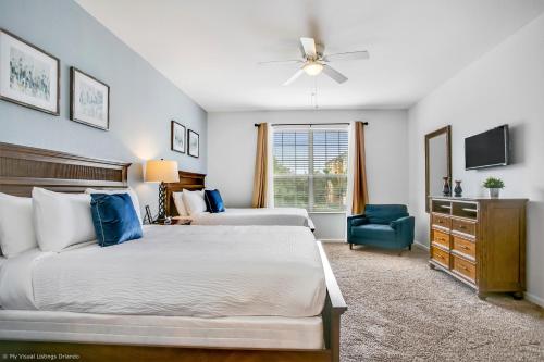 奥兰多NY Getaway的一间卧室配有两张床和一张蓝色椅子