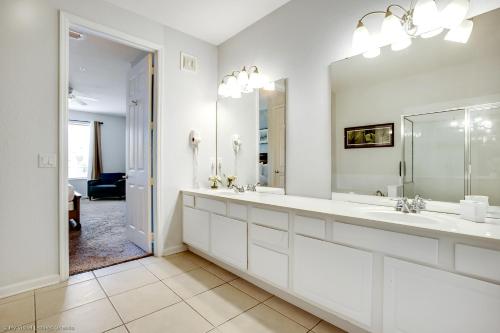 奥兰多NY Getaway的白色的浴室设有两个盥洗盆和镜子