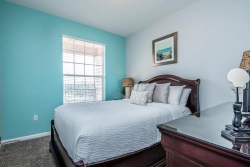 奥兰多Majestic Holiday的一间卧室设有一张床和一个窗口