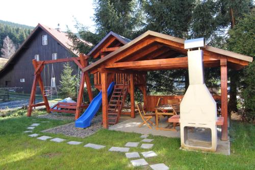 奥斯特鲁兹纳Apartment Ostružná的木游戏结构,带滑梯和游乐场