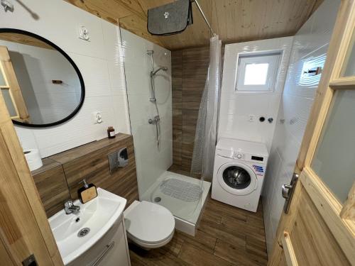 斯蒂格纳Domki u Tosiek的浴室配有卫生间水槽和洗衣机。