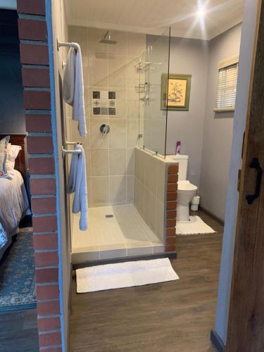 希尔顿Greenwood Lea Cottage - luxury, romantic cottage的带淋浴和卫生间的浴室