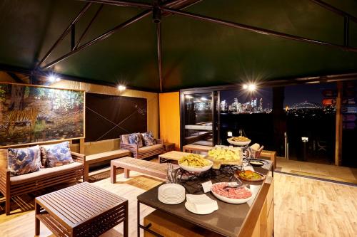 悉尼Roar And Snore的客厅配有餐桌和食物