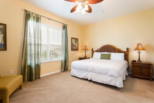 奥兰多Florida Palms的卧室配有白色的床和窗户。