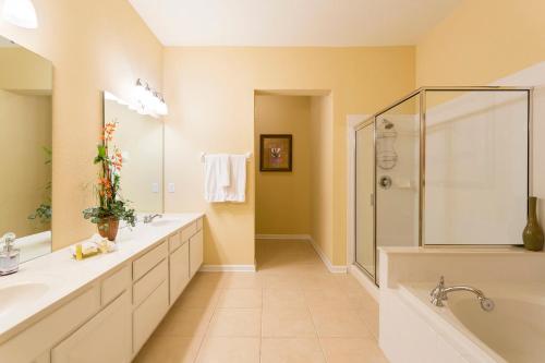 奥兰多Florida Palms的大型浴室设有2个水槽和淋浴。