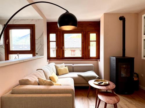 埃斯波特Dúplex La Roca的带沙发和壁炉的客厅