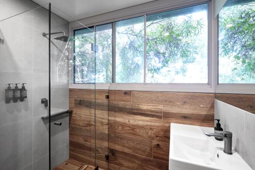 悉尼Roar And Snore的一间带玻璃淋浴和水槽的浴室