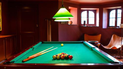 布鲁塞尔肖特克莱旅馆的一张带有圆锥球和筷子的台球桌