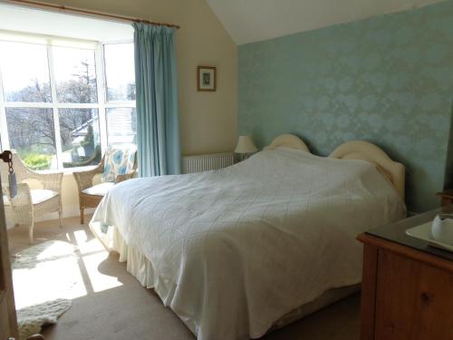 多尔盖罗斯顿利特农场酒店的卧室配有白色的床和窗户。