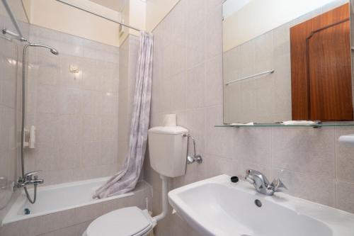 法蒂玛Santa Barbara by Umbral的一间带卫生间、水槽和镜子的浴室