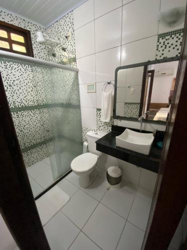 莫罗圣保罗Pousada Maramar/terceira praia MSP的一间带卫生间、水槽和镜子的浴室