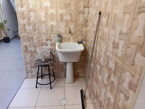 瓜拉廷格塔Casa da Nice的浴室配有卫生间、盥洗盆和淋浴。