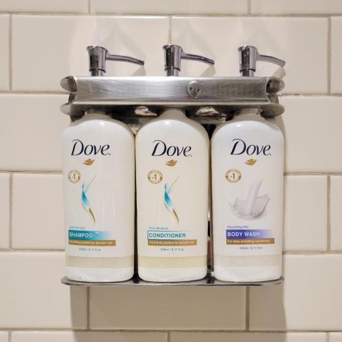 巴尔的摩巴尔的摩驻桥套房假日酒店 - 内港的浴室里摆放着三瓶芦 ⁇ 的架子