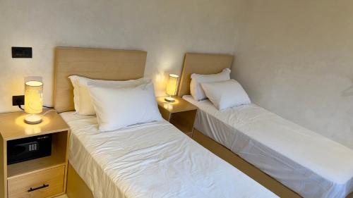 拉巴特Cozy Appartement in a Villa close to Mahaj Riad Rabat的配有2盏灯的酒店客房的2张床