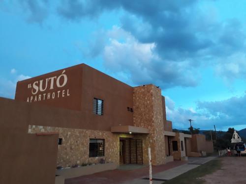 San José de ChiquitosEl Suto Apart Hotel的建筑的侧面有标志