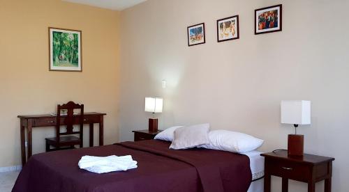 San José de ChiquitosEl Suto Apart Hotel的酒店客房,设有床铺和2个床头柜