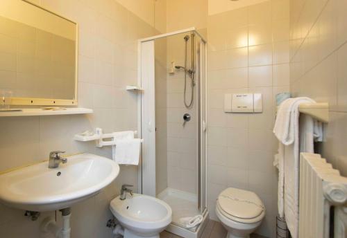 西维尔诺瓦·马尔凯日光浴酒店 的一间带水槽、卫生间和淋浴的浴室