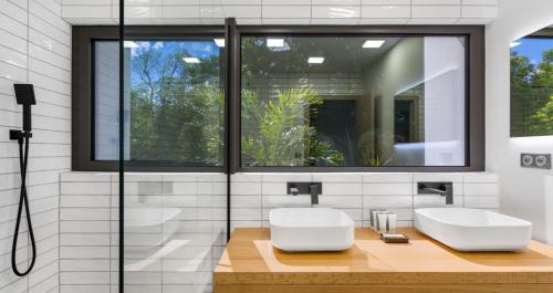 贝尔龙格Villa Wellness的一间带两个盥洗盆和窗户的浴室