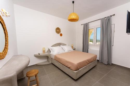 卡特瑞杜斯Zaitun Luxury Suites的一间卧室设有一张床和一个窗口