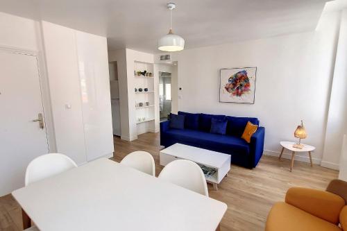 戛纳HENRI CAMILLE REAL ESTATE - Bambou- One bedroom center的客厅配有蓝色的沙发和白色的椅子