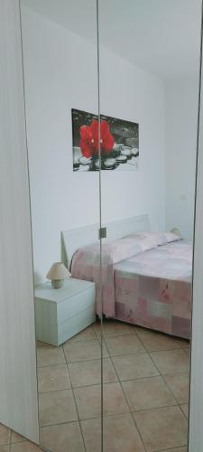 佩斯科勒海滨Lovely House risveglio fronte mare的一间卧室设有一张床和一个玻璃门