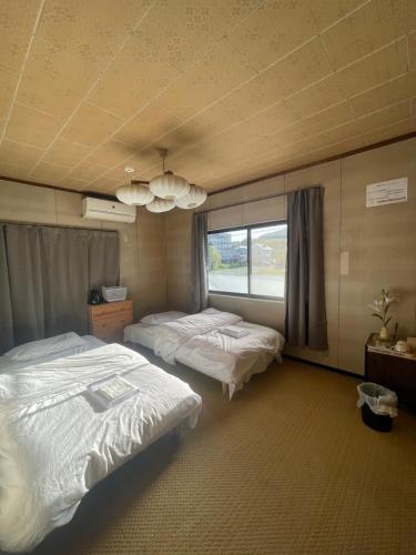 高岛市高島市マキノ町民泊お得的酒店客房设有两张床和窗户。