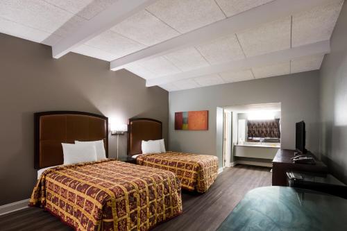 费耶特维尔费耶特维尔布拉格堡骑士旅馆的酒店客房设有两张床和电视。