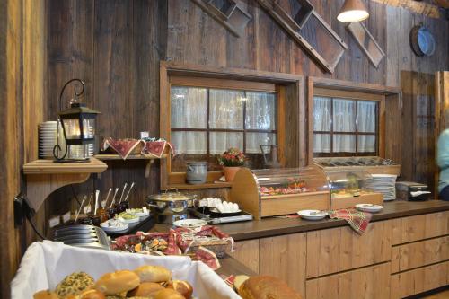 克莱布龙Natur-Resort Tripsdrill的厨房的柜台上放着一大堆食物