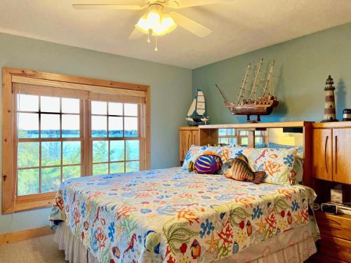 Central LakeThe Torch Lake Bed and Breakfast的一间卧室设有一张床和一个窗口