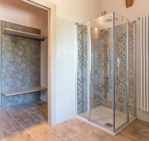 弗麦可Mahthildis Agriturismo B&B的浴室设有玻璃门淋浴