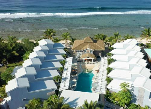 拉罗汤加Ocean Escape Resort & Spa的享有酒店和海滩的空中景致