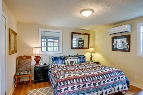 惠提尔Whittier Vacation Rental Cabin Pets Welcome!的卧室配有床、椅子和窗户。