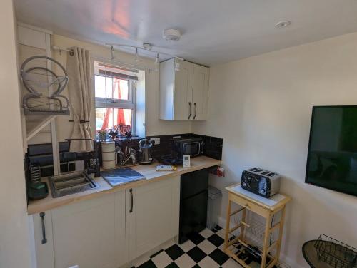 贝弗利Flemingate Cottage, Beverley的一间带柜台和微波炉的小厨房