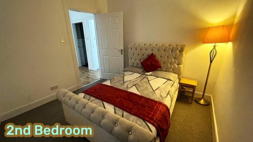 法夫Two Bedroom Entire Flat, Luxury but Affordable Next to M90的一间卧室配有一张红色枕头的床