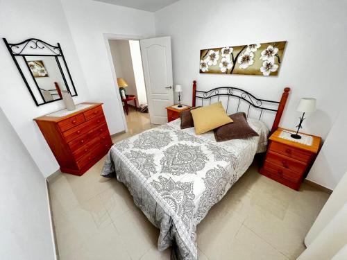 加拉奇科Casa Lucy的一间卧室配有一张床、梳妆台和镜子