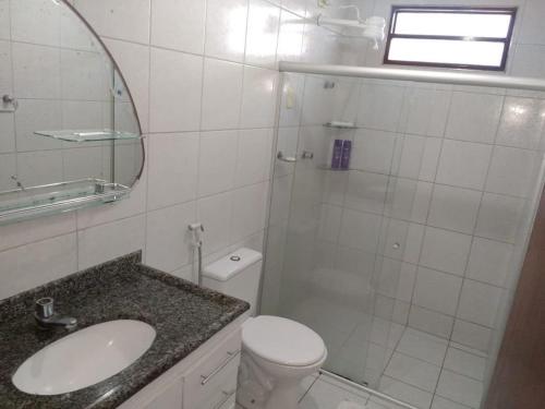 若昂佩索阿Casa no Bessa的浴室配有卫生间、盥洗盆和淋浴。
