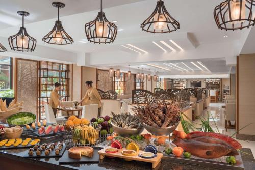 公主港艾维沃尔最佳西方普拉斯酒店的自助餐,包括桌上的水果和蔬菜